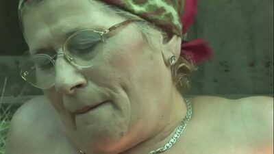 Sorelle Anziane Bionde Perverse Si Scopano Nella Stalla 400x225 adult video thumbnail
